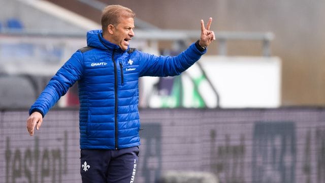 Der Trainer Markus Anfang steht am Spielfeldrand Der Trainer Markus Anfang steht am Spielfeldrand