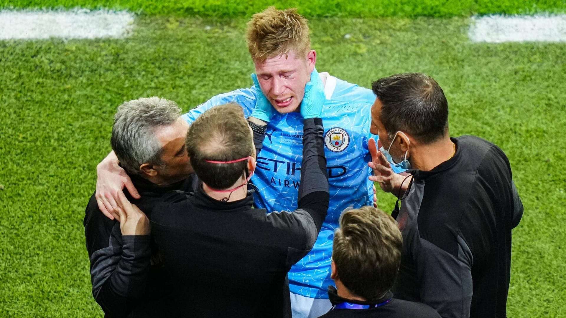 Kevin De Bruyne: Der Mittelfeldspieler musste im Finale der Königsklasse nach einem Zusammenstoß verletzt vom Platz.