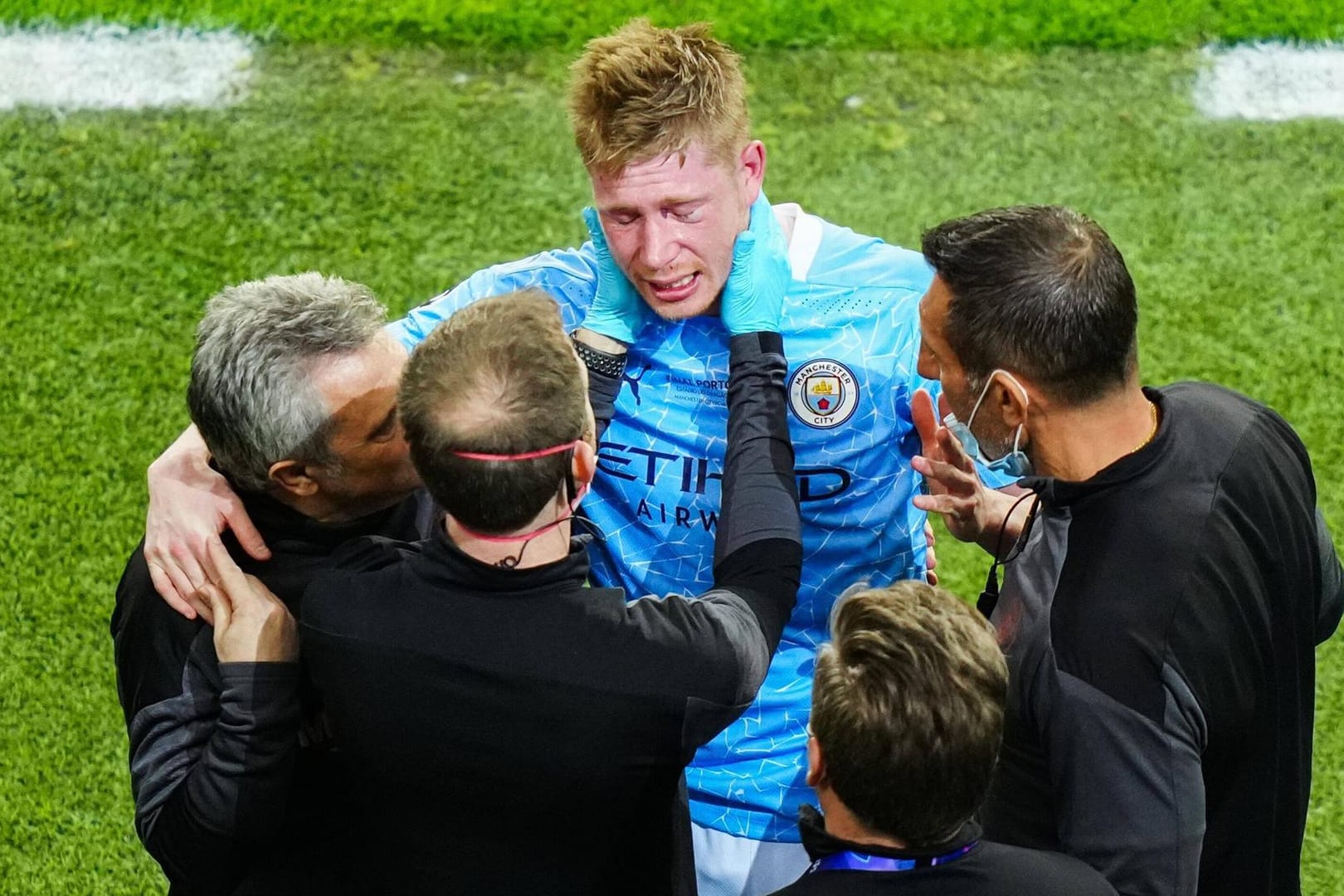 Kevin De Bruyne: Der Mittelfeldspieler musste im Finale der Königsklasse nach einem Zusammenstoß verletzt vom Platz.