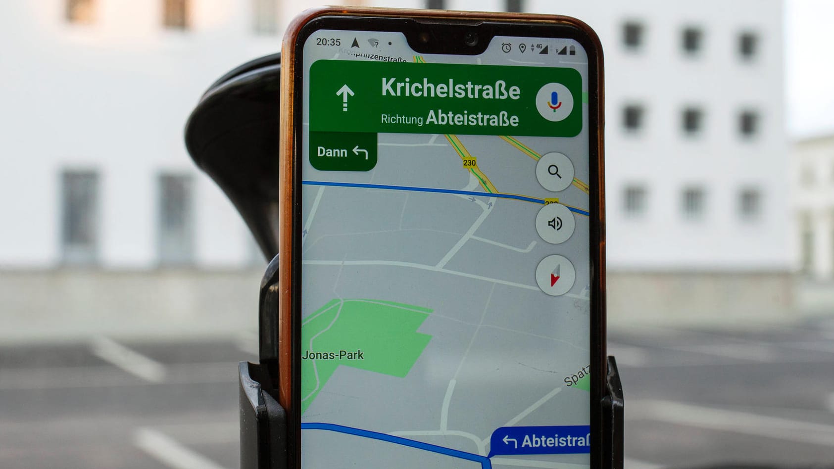 Google Maps auf dem Smartphone (Symbolbild): Google sieht sich schweren Vorwürfen ausgesetzt.