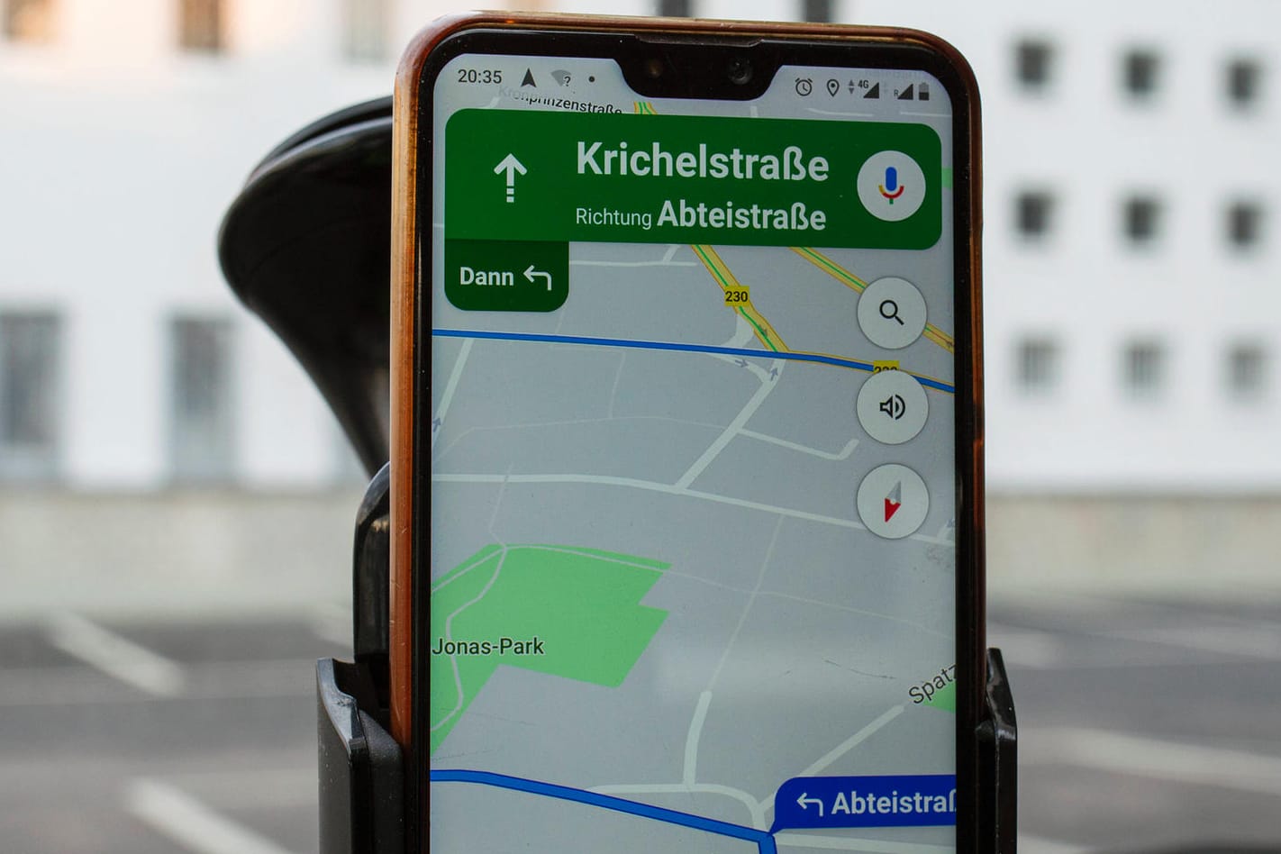 Google Maps auf dem Smartphone (Symbolbild): Google sieht sich schweren Vorwürfen ausgesetzt.