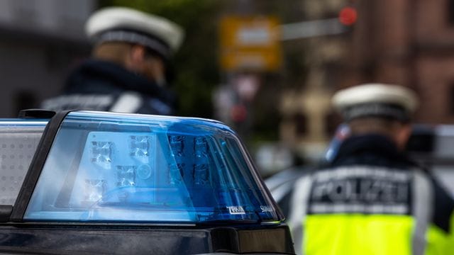 Polizei im Einsatz: Bei Sankt Goar ist ein 17-Jähriger bei einem Unfall gestorben. (Symbolbild) Polizei im Einsatz: Bei Sankt Goar ist ein 17-Jähriger bei einem Unfall gestorben. (Symbolbild)