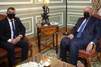 Gabriel Aschkenasi (l.) und Samih Schukri: Die Außenminister von Israel und Ägypten verhandeln über ein Ende der Gewalt im Nahostkonflikt.