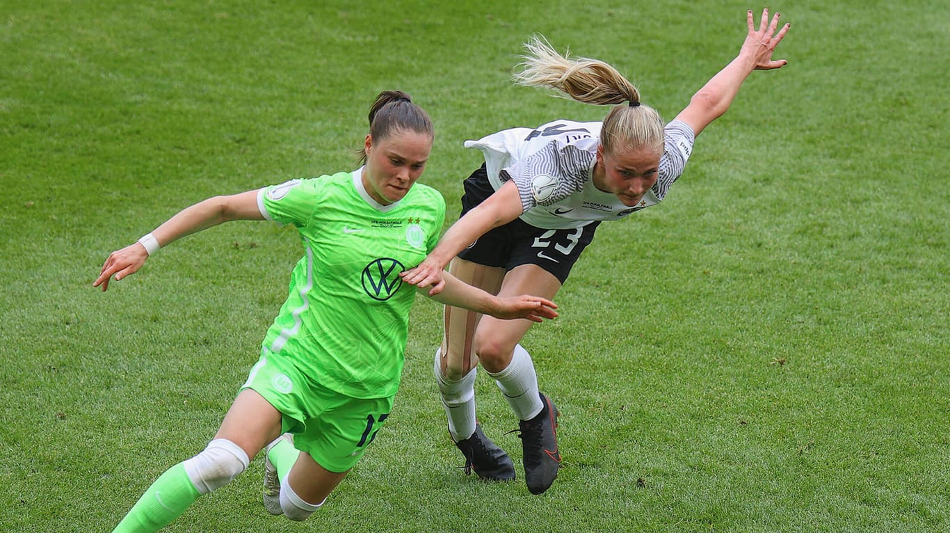 Wolfsburgs Ewa Pajor (l.) im Duell mit Frankfurts Camilla Küver: Das Pokalfinale war ein umkämpftes Spiel.
