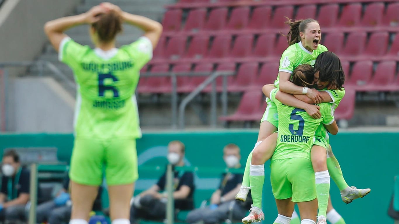 Jubel bei den Spielerinnen von Wolfsburg: Der Sieg gegen Frankfurt bedeutet die Fortsetzung einer beeindruckenden Pokalserie.