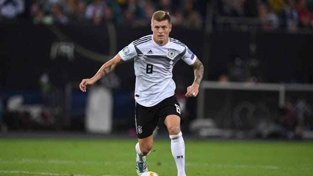 Toni Kroos war an Corona erkrankt und durfte erst nach Ablauf einer häuslichen Quarantäne nach Österreich reisen. Toni Kroos war an Corona erkrankt und durfte erst nach Ablauf einer häuslichen Quarantäne nach Österreich reisen.
