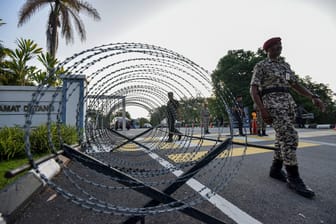 Sicherheitskräfte vor einem Gefängnis in Malaysia (Symbolbild): Ein Franzose wurde nach der Entführung eines achtjährigen Mädchens festgenommen.