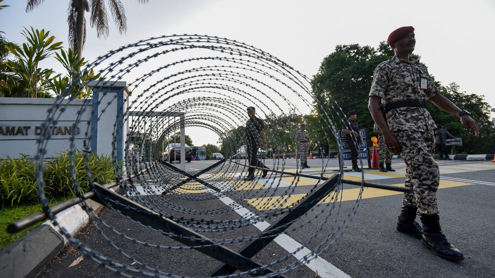 Sicherheitskräfte vor einem Gefängnis in Malaysia (Symbolbild): Ein Franzose wurde nach der Entführung eines achtjährigen Mädchens festgenommen.