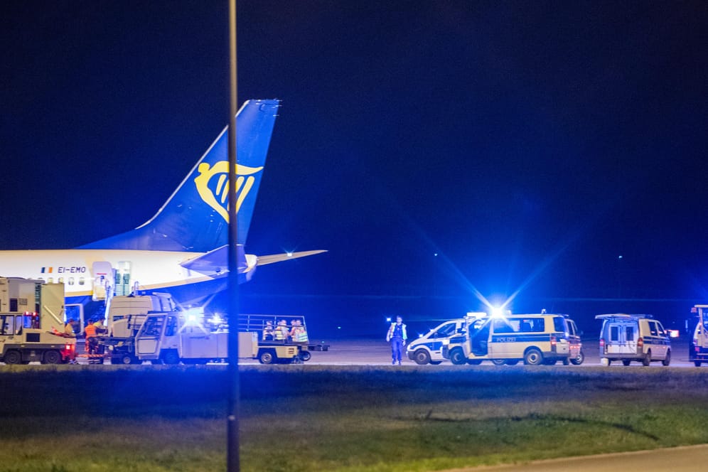 Berlin: Die Bundespolizei überprüft nach einer außerplanmäßigen Landung einer Ryanair-Maschine am Berliner Hauptstadtflughafen BER das Flugzeug.