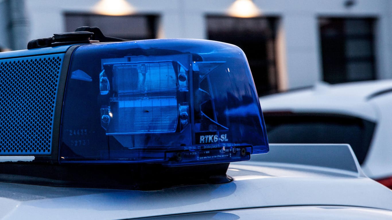 Ein Blaulicht der Polizei (Symboldbild). Bei Hornbek kamen zwei Menschen nach einem Frontalzusammenstoß ums Leben.