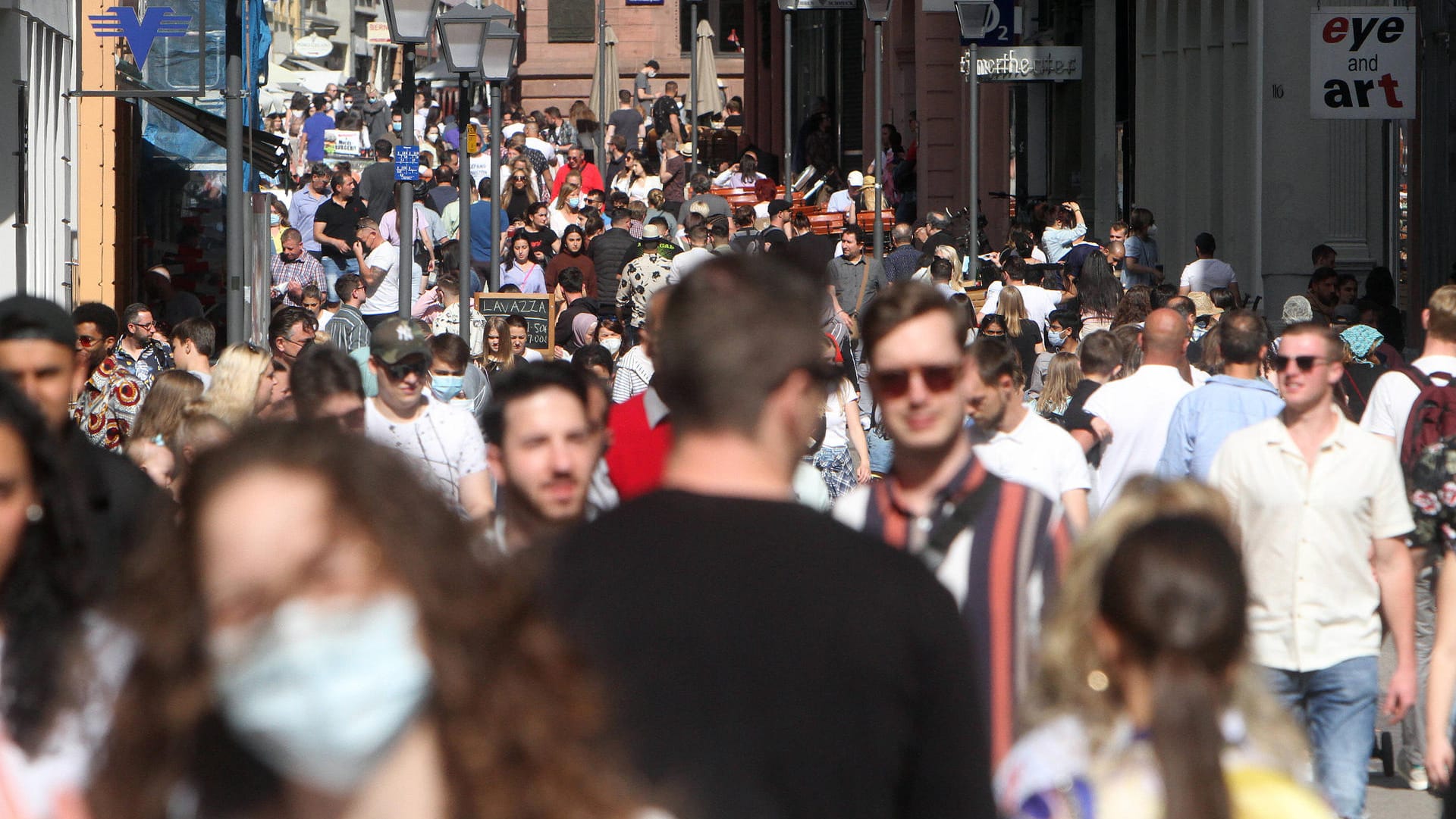 Ohne Masken in der vollen Fußgängerzone in Heidelberg: Die Menschen nutzen das warme Wetter und die geöffnete Außengastronomie. Ohne Masken in der vollen Fußgängerzone in Heidelberg: Die Menschen nutzen das warme Wetter und die geöffnete Außengastronomie.