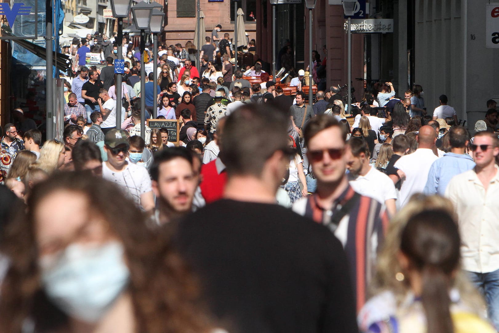 Ohne Masken in der vollen Fußgängerzone in Heidelberg: Die Menschen nutzen das warme Wetter und die geöffnete Außengastronomie.