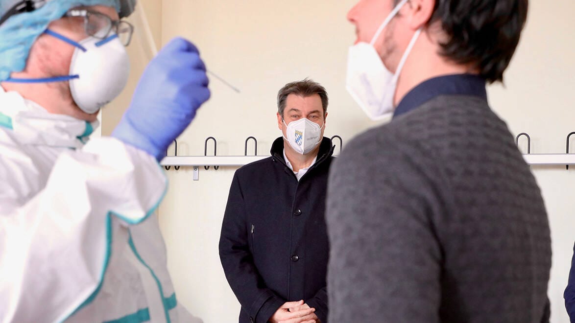 Mitarbeiter der Teststation stellen Bayerns Ministerpräsident Söder den Testablauf mit einem Beispiels-Test vor: Ein möglicher Abrechnungsbetrug bei Bürgertests zieht seit dem Wochenende immer weitere Kreise. Mitarbeiter der Teststation stellen Bayerns Ministerpräsident Söder den Testablauf mit einem Beispiels-Test vor: Ein möglicher Abrechnungsbetrug bei Bürgertests zieht seit dem Wochenende immer weitere Kreise.