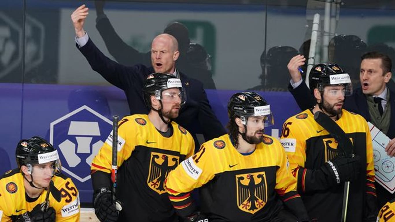 Trainer Toni Söderholm (hinten, links) und das DEB-Team sind gegen die USA gefordert.