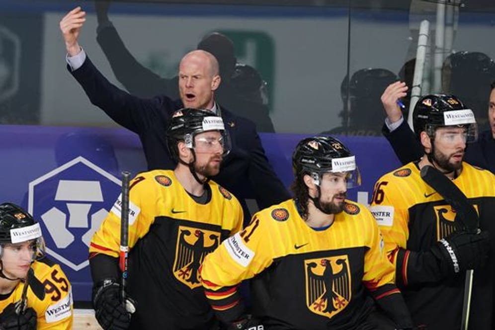 Trainer Toni Söderholm (hinten, links) und das DEB-Team sind gegen die USA gefordert.