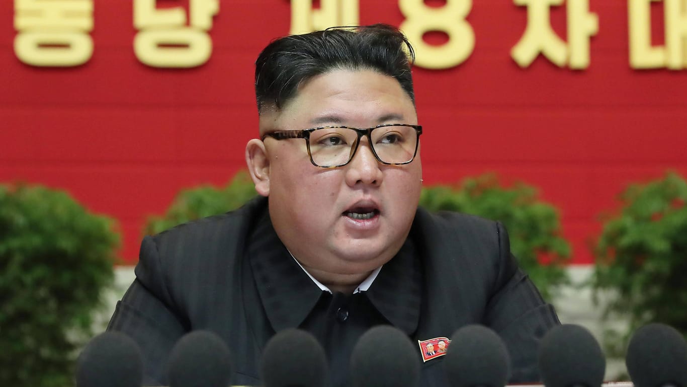Nordkoreas Machthaber Kim Jong Un bei einer Rede vor dem Parteikongress (Archivbild). Seine Regierung hat die USA wegen der Südkoreapolitik kritisiert.