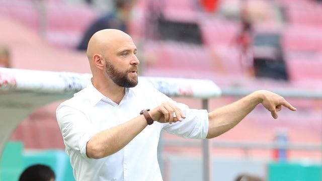 Wolfsburgs Trainer Stephan Lerch will sich mit dem Double verabschieden. Wolfsburgs Trainer Stephan Lerch will sich mit dem Double verabschieden.
