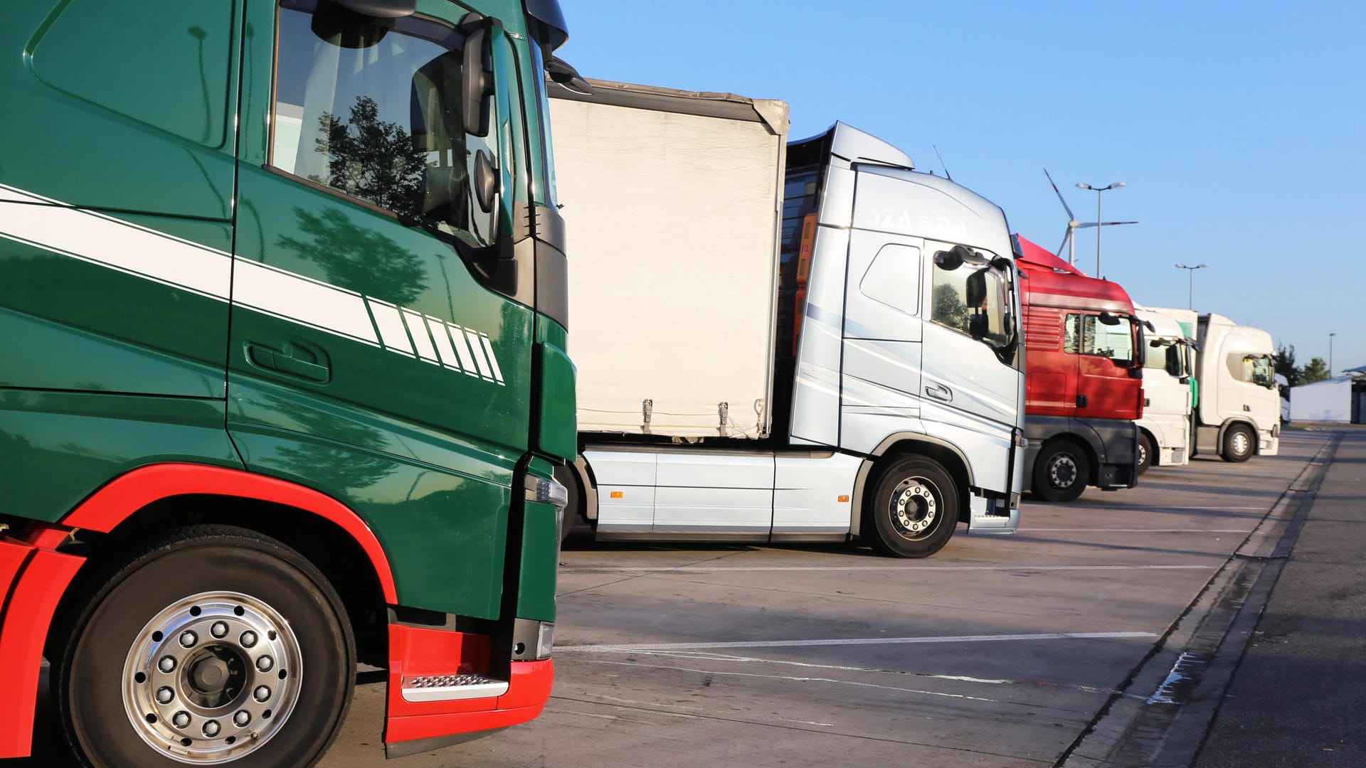 Parkende Lkw auf einem Rastplatz an der A 61: Hier wurde von der Polizei ein Fahrer mit über zwei Promille Alkohol im Blut gestoppt.