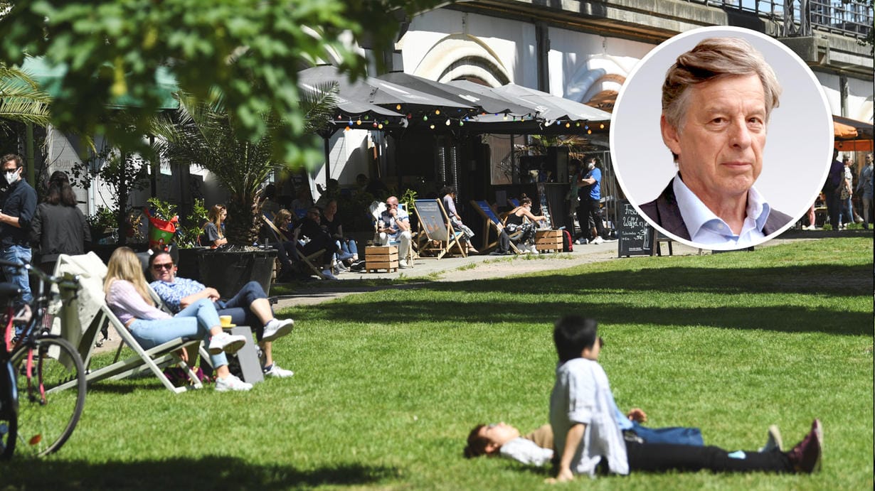 Menschen genießen am Wochenende in Berlin und in vielen anderen Städten das Wetter: Durch Lockerungen bei den Corona-Maßnahmen sind die Außenbereiche von Restaurants und Bars geöffnet.