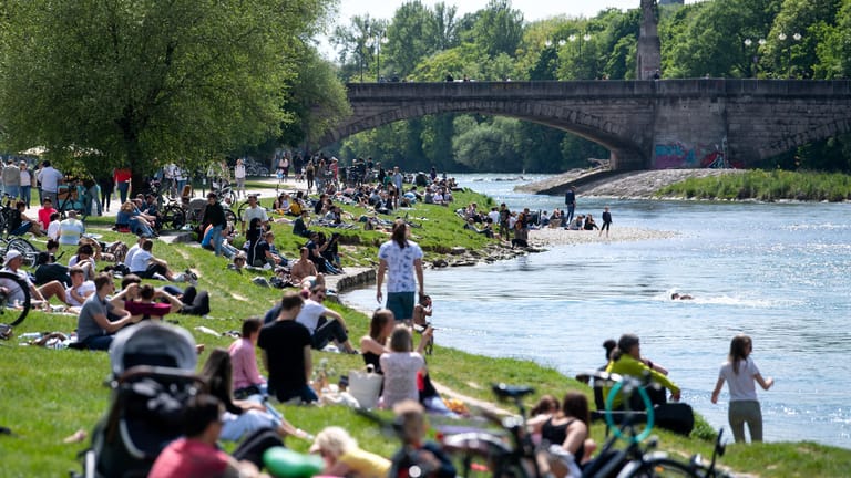 München: Zahlreiche Menschen genießen das schöne und sonnige Wetter am Ufer der Isar.