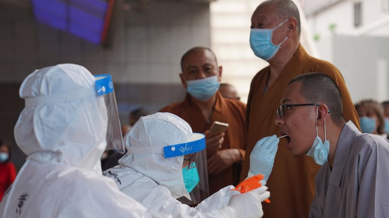 Guangzhou: Nach einem Corona-Ausbruch müssen sich die Menschen Tests unterziehen.