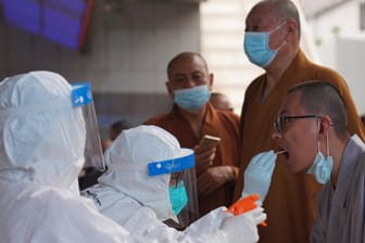 Guangzhou: Nach einem Corona-Ausbruch müssen sich die Menschen Tests unterziehen.