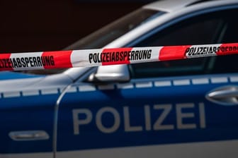 Ein Einsatzort der Polizei ist mit Flatterband abgesperrt (Symbolbild): In Thüringen wurde eine russische Panzerfaust entdeckt.