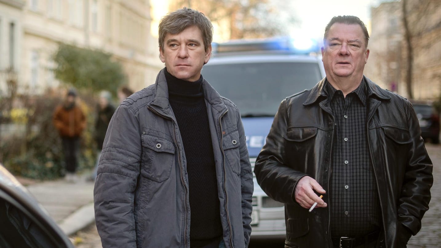 "Polizeiruf 110: An der Saale hellem Strande": Am Sonntag ging es für Kommissar Michael Lehmann (Peter Schneider) und Kommissar Henry Koitzsch (Peter Kurth) erstmals zusammen an den Tatort.