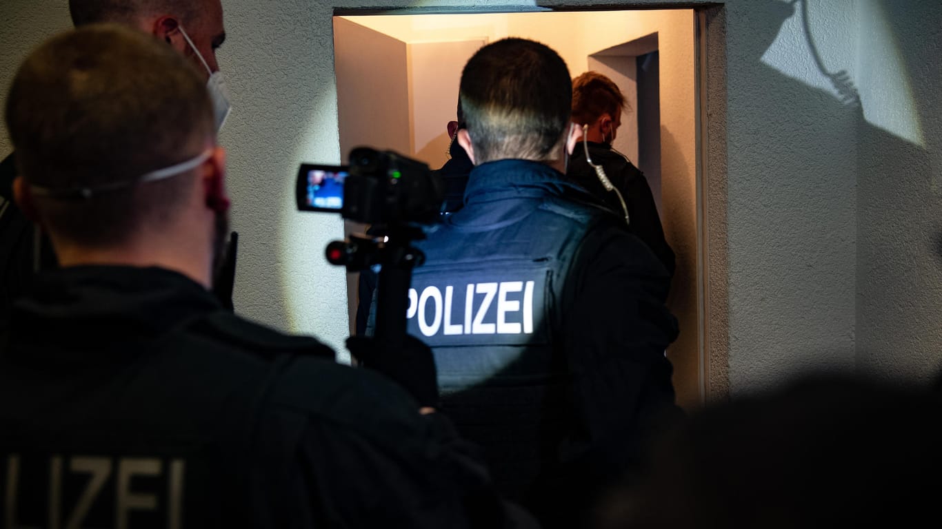 Razzia gegen Schleuser in eine Wohnung in Berlin: Bei den Durchsuchungen sind zahlreiche Dokumente, Datenträger sowie Bankverbindungen sichergestellt worden.