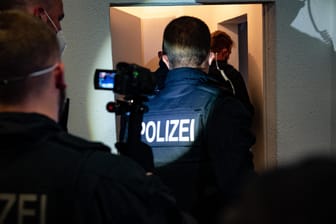 Razzia gegen Schleuser in eine Wohnung in Berlin: Bei den Durchsuchungen sind zahlreiche Dokumente, Datenträger sowie Bankverbindungen sichergestellt worden.