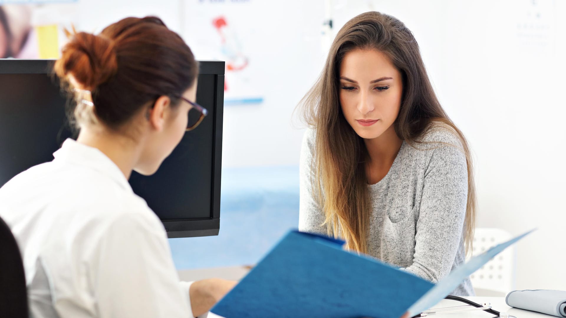 Eine Frau im Gespräch mit einer Ärztin: Scheidenpilz in der Schwangerschaft ist keine Seltenheit.