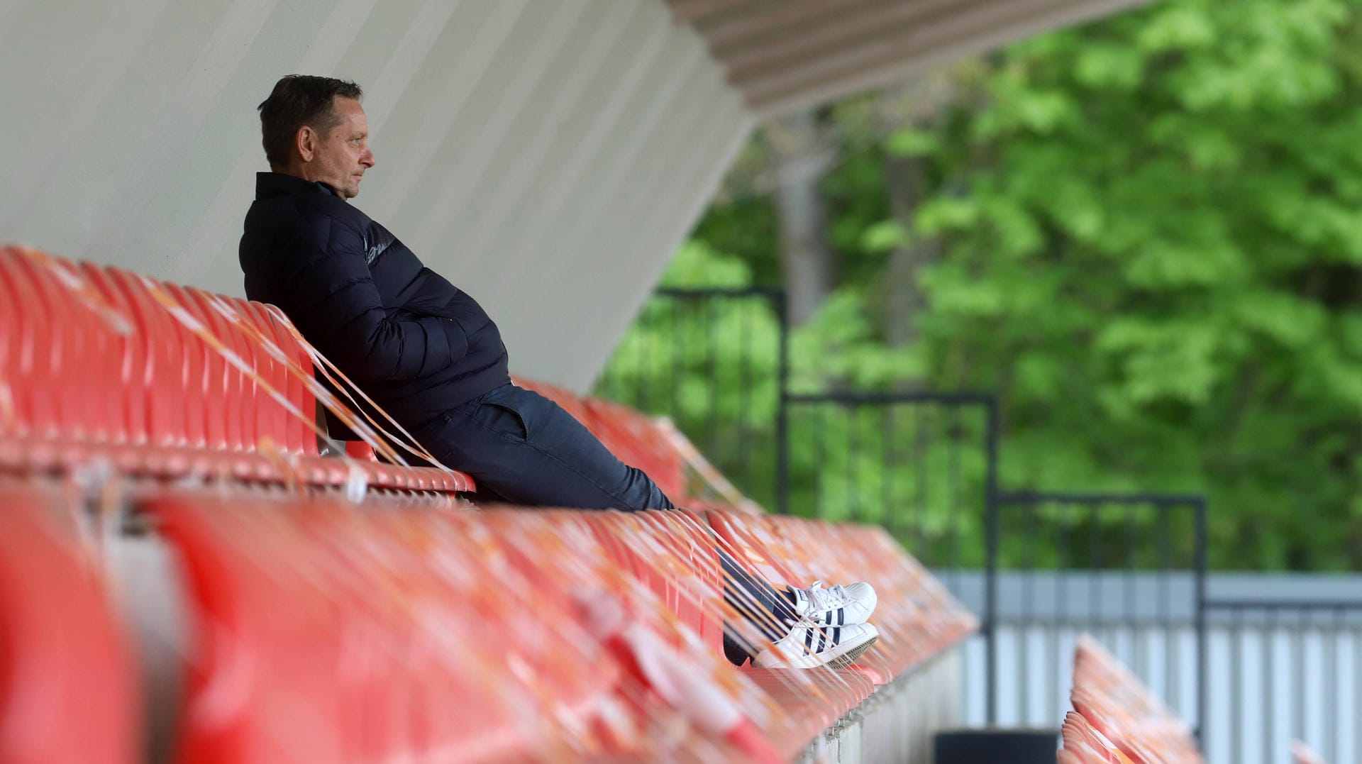 Horst Heldt auf der Tribüne (Archivbild): Der Manager des 1. FC Köln muss seine Sachen packen.