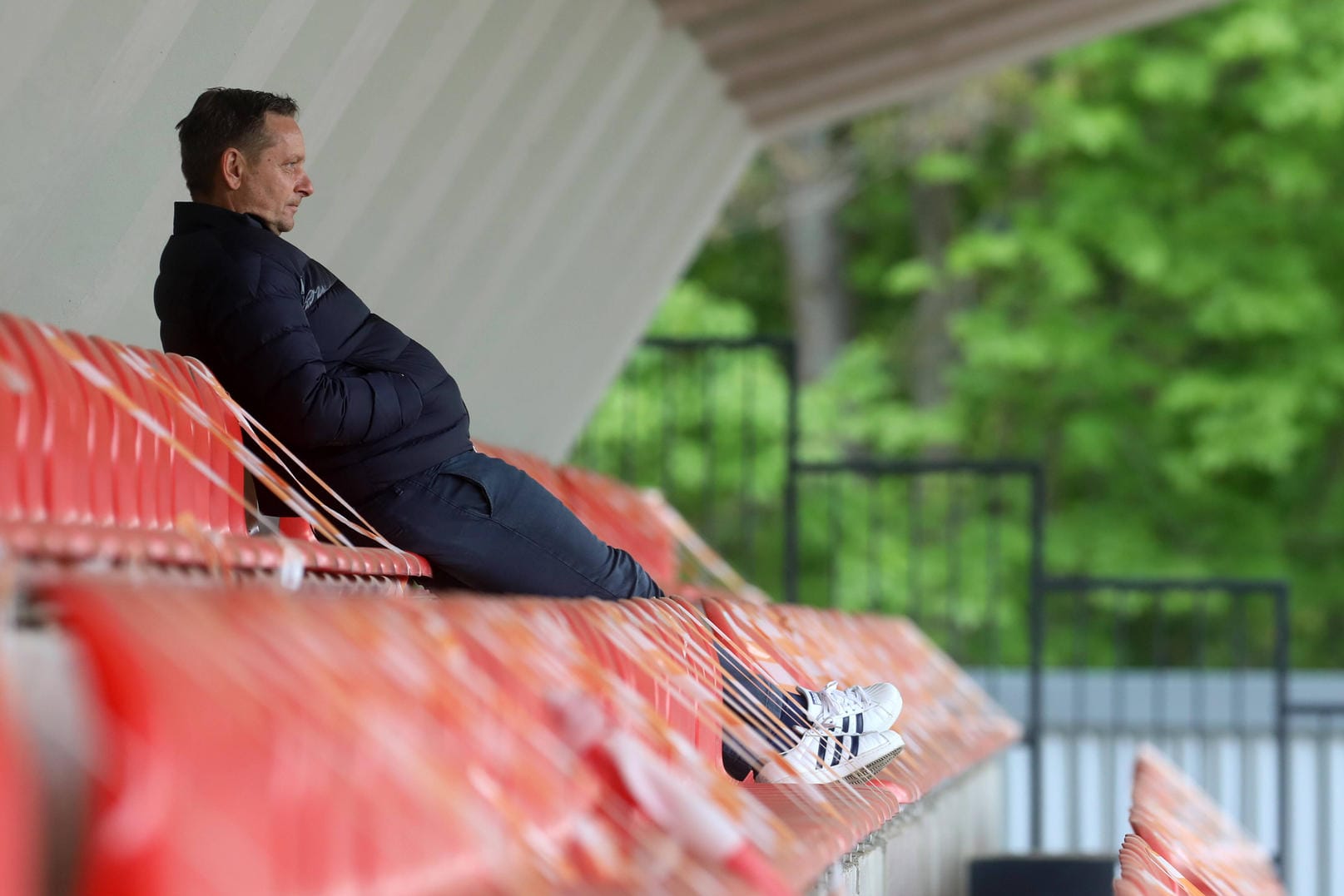 Horst Heldt auf der Tribüne (Archivbild): Der Manager des 1. FC Köln muss seine Sachen packen.