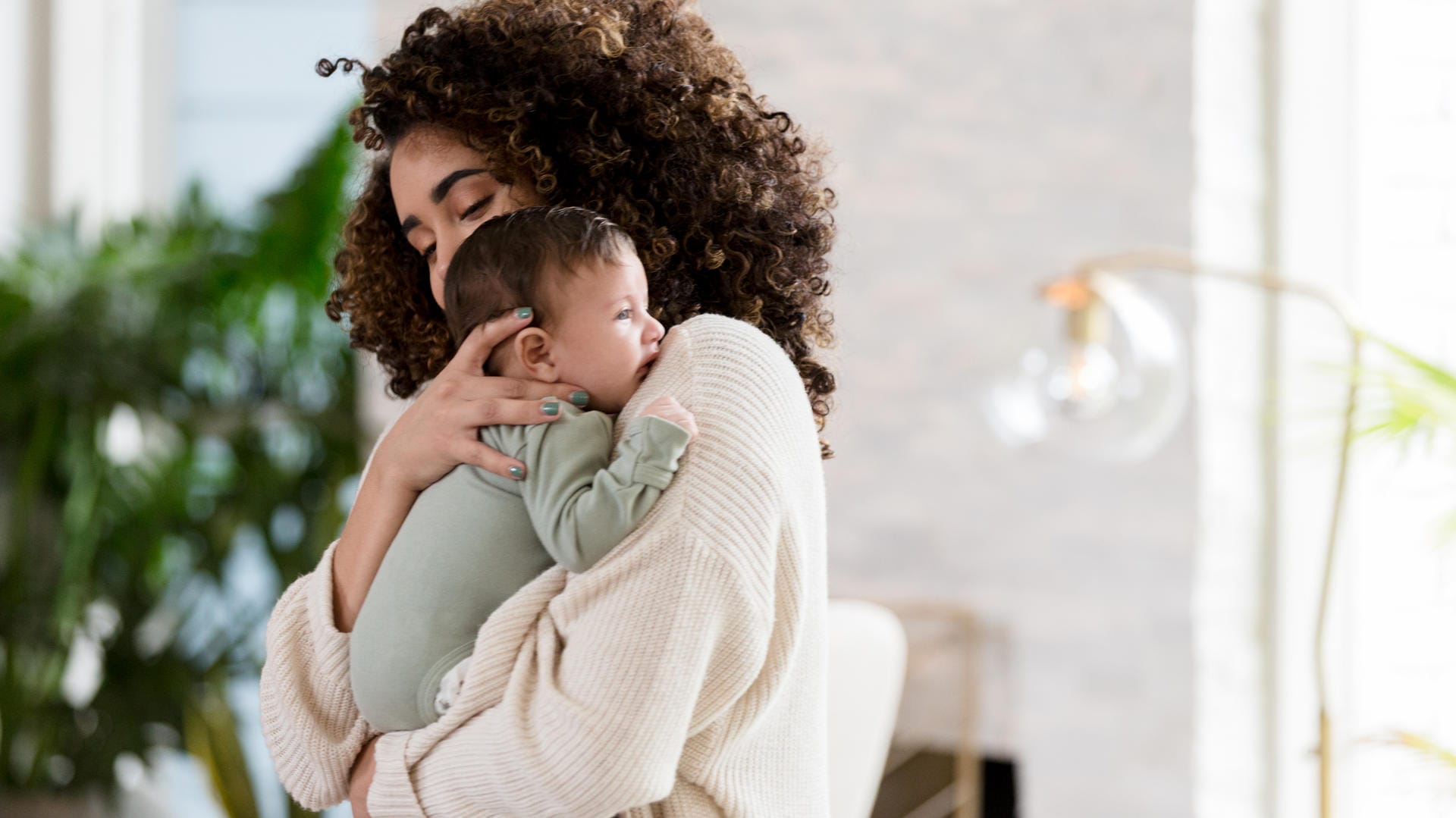 Mutter mit Baby: Schwangere mit Scheidenpilz können ihr Baby bei der Geburt infizieren.