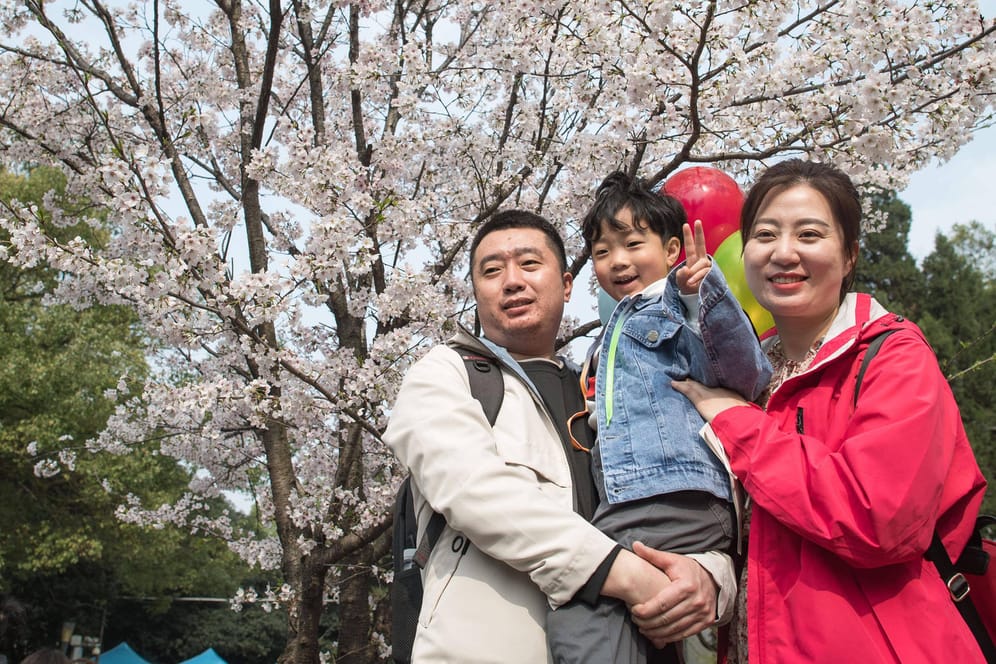 Eine chinesische Familie in Wuhan: Künftig sind Paaren drei Kinder erlaubt.
