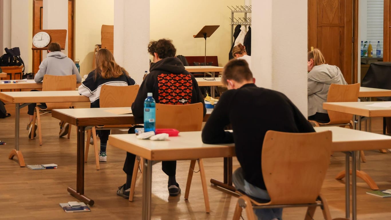 Abiturienten schreiben ihre Abiturprüfung: In Mecklenburg-Vorpommern werden die Mathe-Noten angehoben.