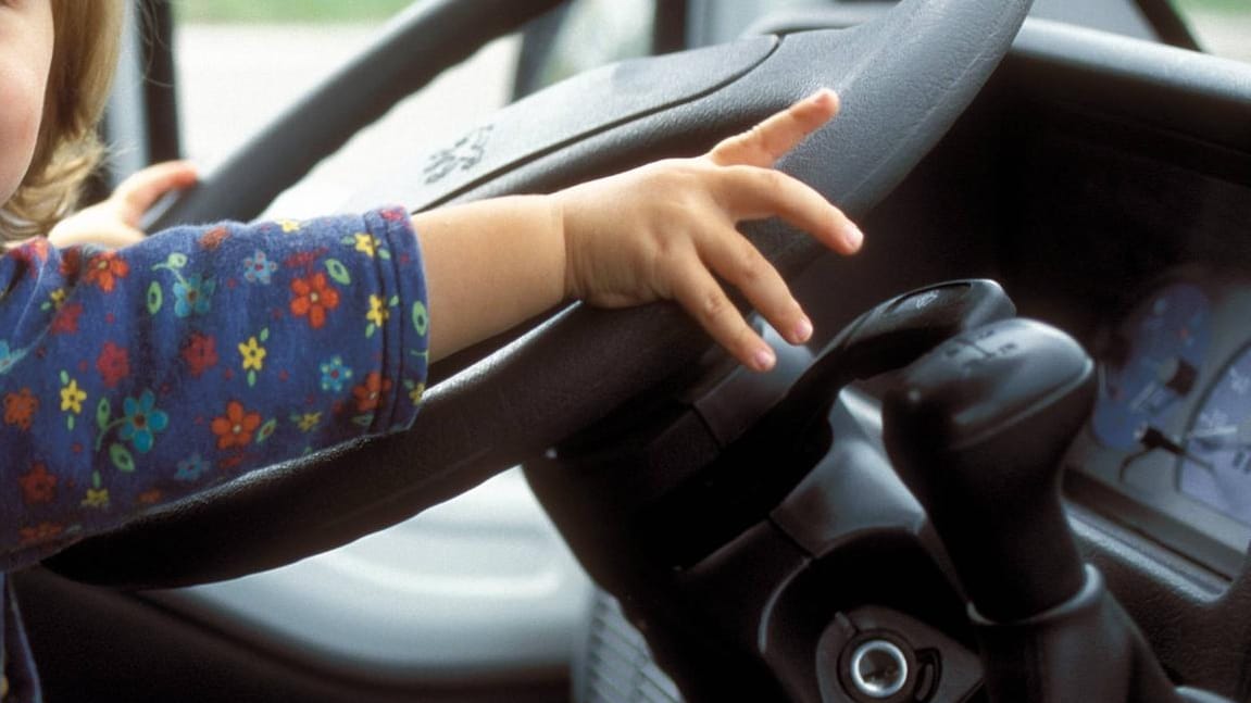 Die Hand eines Kleinkinds am Steuer (Symbolbild): In Dortmund hat ein Zweijähriger ein Auto gegen eine Wand gefahren. Die Hand eines Kleinkinds am Steuer (Symbolbild): In Dortmund hat ein Zweijähriger ein Auto gegen eine Wand gefahren.