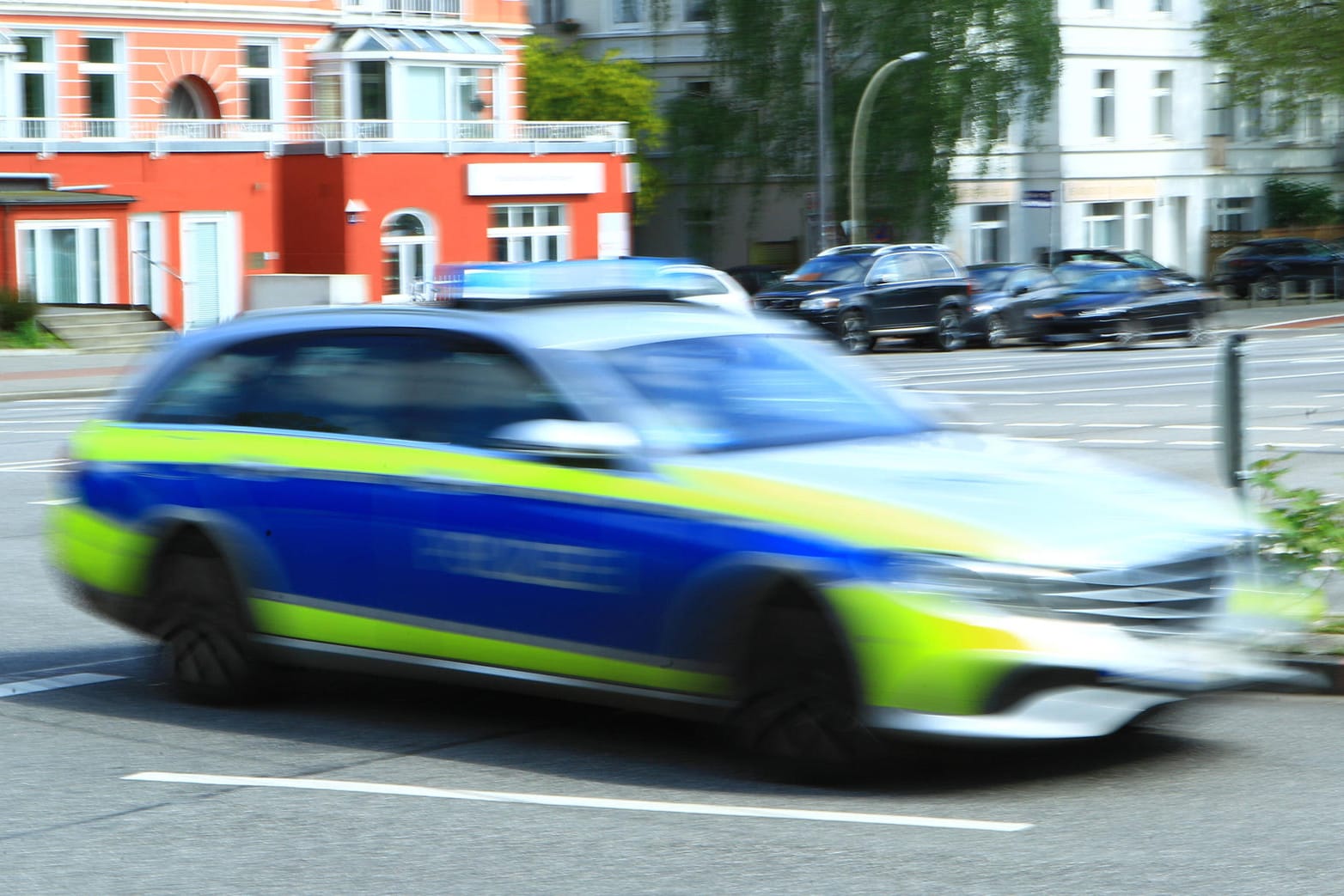 Ein Fahrzeug der Polizei Hamburg bei einem Einsatz (Symbolbild): Ein gesuchter Mann ist in der Hansestadt gefasst worden.