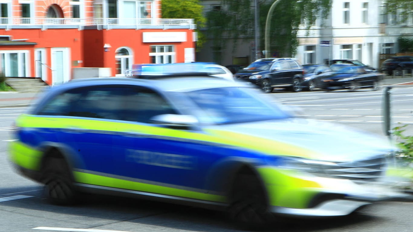 Ein Fahrzeug der Polizei Hamburg bei einem Einsatz (Symbolbild): Ein gesuchter Mann ist in der Hansestadt gefasst worden.