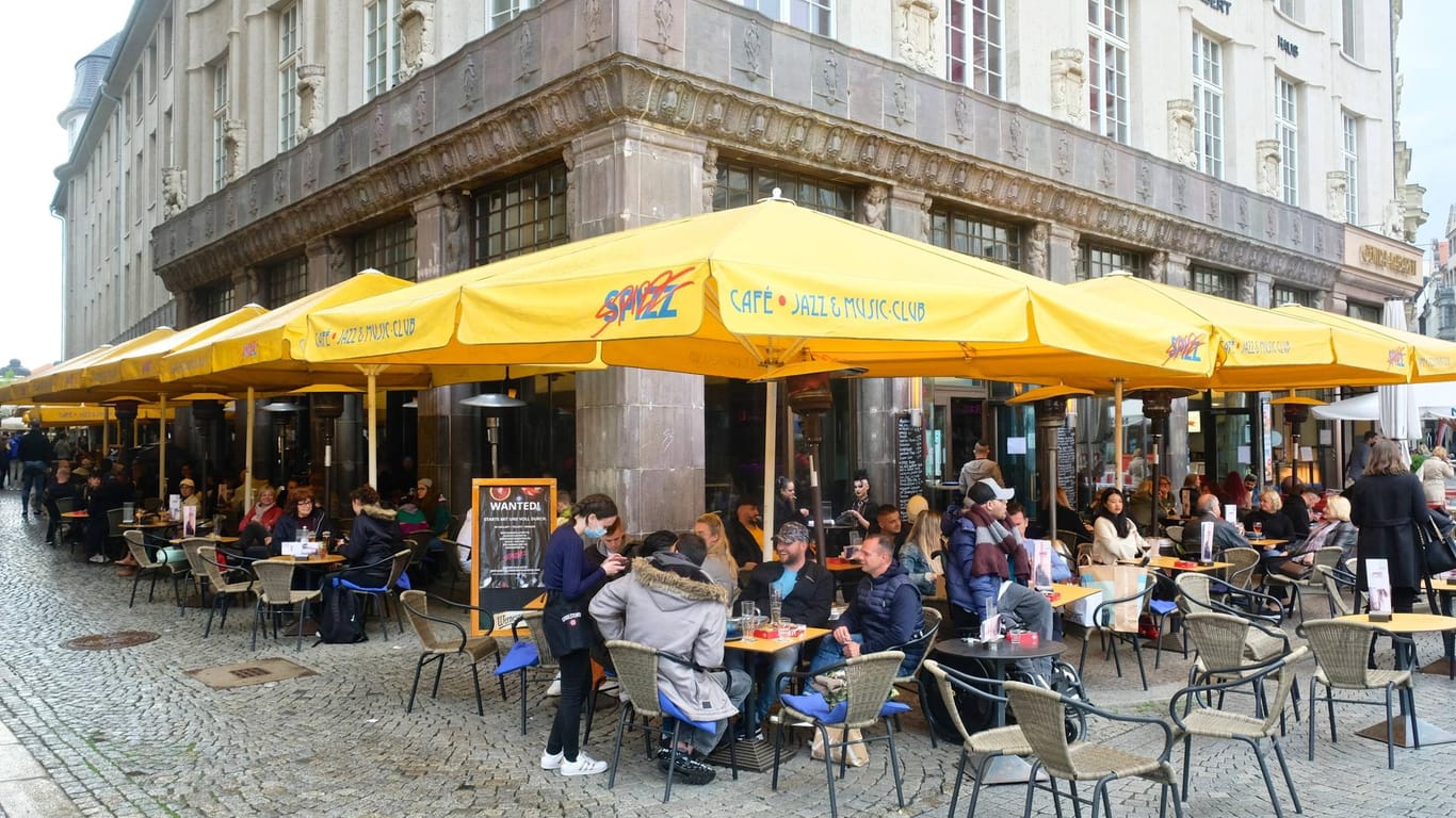 Gäste sitzen vor einem Café Leipzig (Symbolbild): Nun dürfen auch in den Innenbereichen wieder Kunden bewirtet werden.