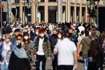 Eine Einkaufsstraße in Köln: Wer ins Geschäft will, muss vielerorts noch einen negativen Coronatest vorweisen.