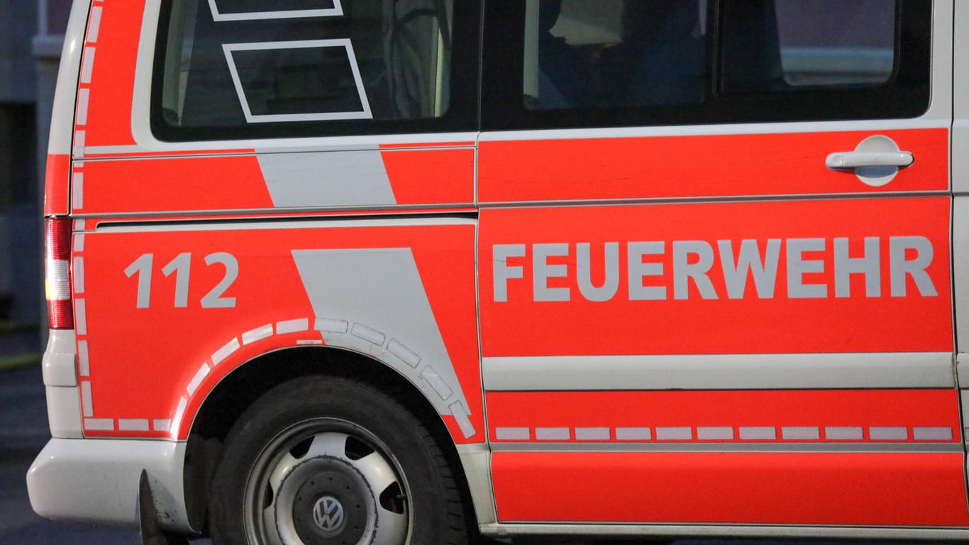 Ein Feuerwehrauto (Symbolbild): In Düsseldorf hat ein Bürogebäude gebrannt.