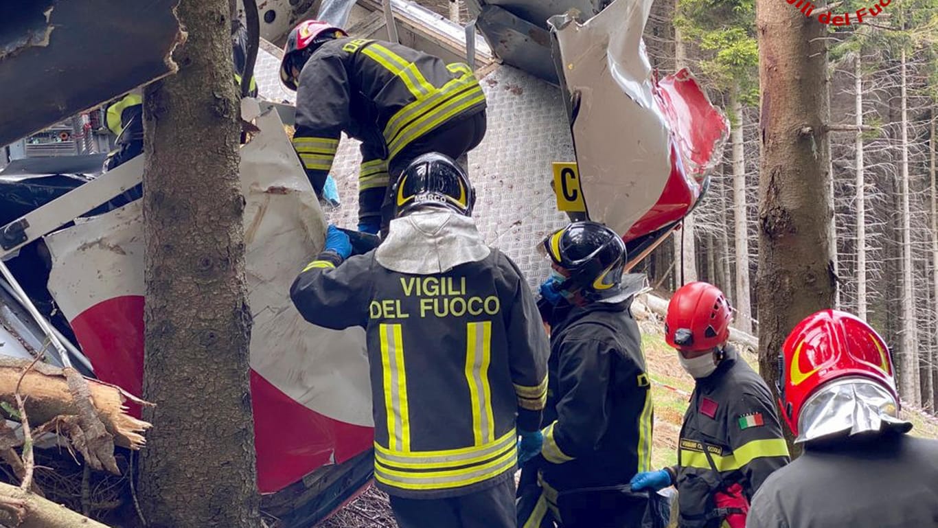 Rettungskräfte an der abgestürzten Gondel: 14 Menschen verloren bei dem Unglück ihr Leben.