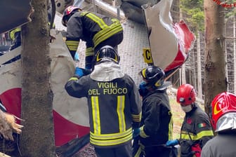 Rettungskräfte an der abgestürzten Gondel: 14 Menschen verloren bei dem Unglück ihr Leben.