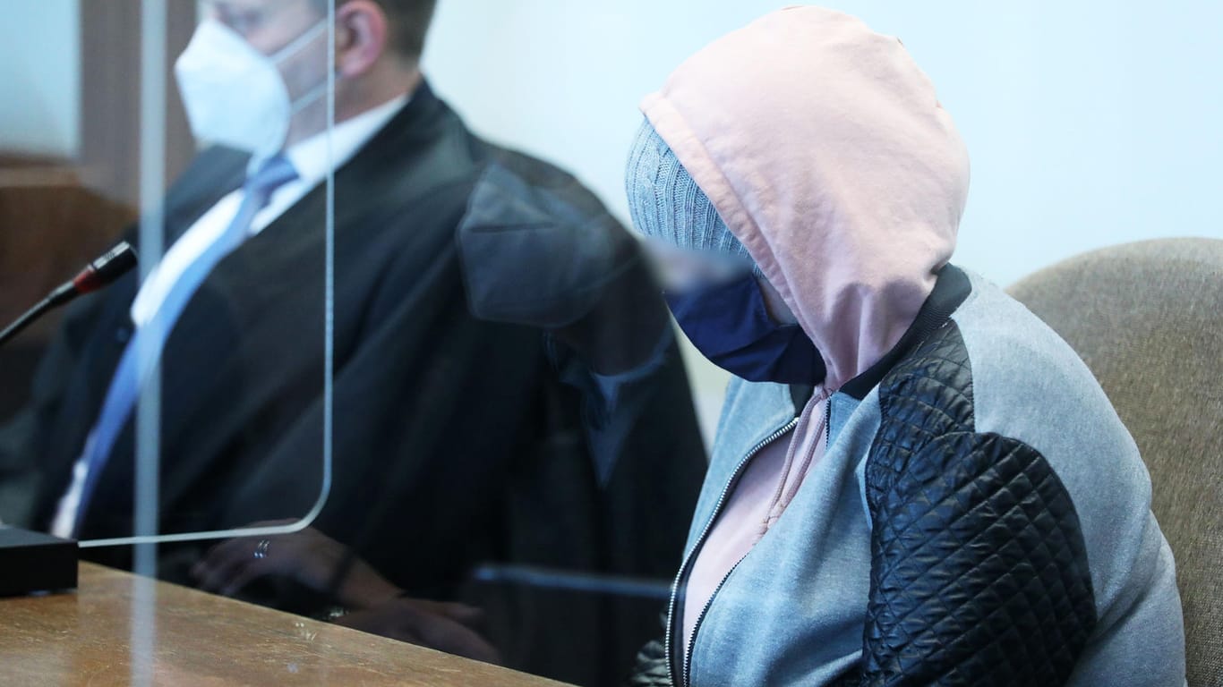 Die angeklagte Mutter sitzt neben ihrem Anwalt im Gerichtssaal (Archivbild): Die Frau muss mehrere Jahre ins Gefängnis.