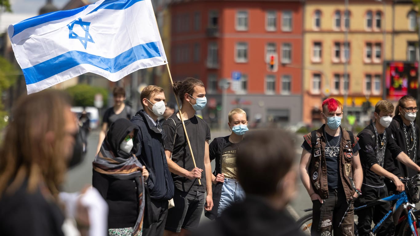 Demonstranten stehen bei der Kundgebung "Gegen jeden Antisemitismus!" mit Israelfahnen vor der Neuen Synagoge: Veranstalter der Demonstration war der Freundeskreis Israel im Thüringer Landtag.