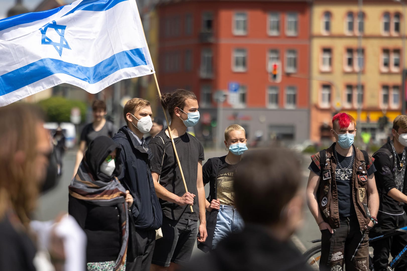 Demonstranten stehen bei der Kundgebung "Gegen jeden Antisemitismus!" mit Israelfahnen vor der Neuen Synagoge: Veranstalter der Demonstration war der Freundeskreis Israel im Thüringer Landtag.