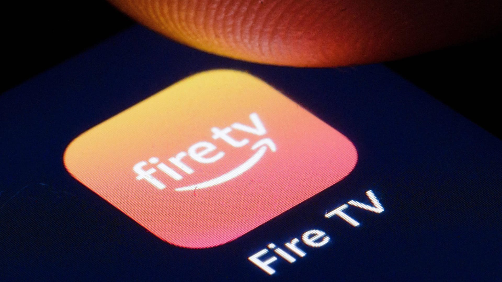 Die Fire-TV-App ist auf einem Smartphone zu sehen: Nutzer können jetzt einfacher per Sprachbefehl durch das Menü navigieren.