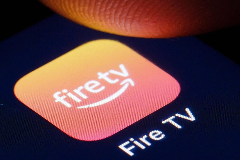 Die Fire-TV-App ist auf einem Smartphone zu sehen: Nutzer können jetzt einfacher per Sprachbefehl durch das Menü navigieren.