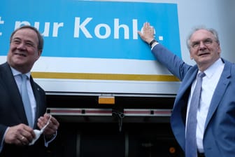 Armin Laschet und Reiner Haseloff (CDU), Ministerpräsident des Landes Sachsen-Anhalt: "Wer darüber nachdenkt, mit der AfD zu kooperieren, trifft auf den gebündelten Widerstand der ganzen CDU", so Laschet.